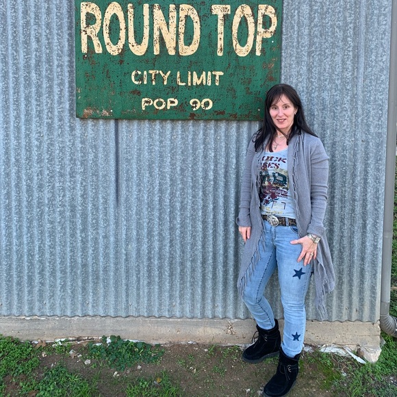 Meet your Posher, Sharon - Picture 2 of 4